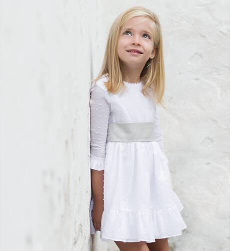 Solicitante Mancha Tantos Vestido niña plumeti blanco lazada gris | Aiana Larocca Moda Infantil