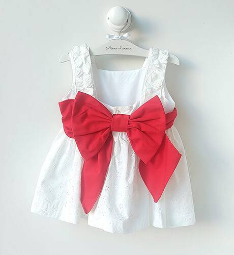 Vestido niña blanco bordado &amp; lazada roja de DBB Collection | Aiana Larocca