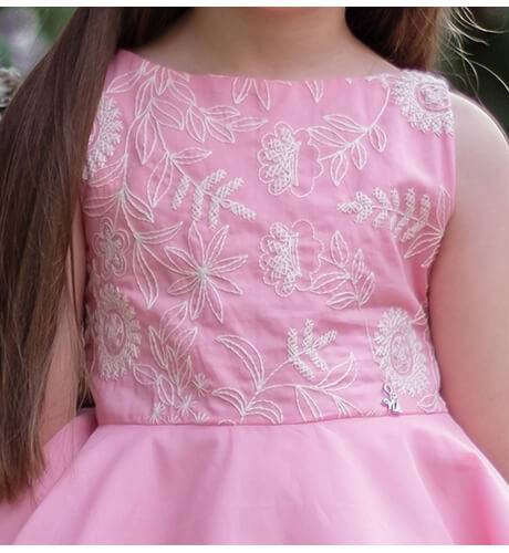 Vestido niña rosa bordado &amp; espalda abierta de Nekenia | Aiana Larocca