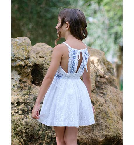 Vestido niña bordado blanco fajín AZUL &amp; espalda abierta de Nekenia | Aiana Larocca