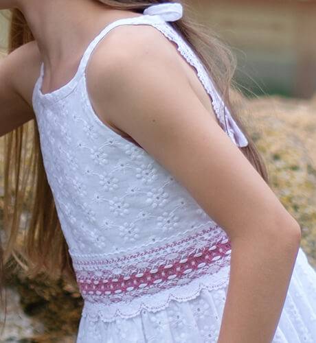 Vestido niña bordado blanco fajín ROSA &amp; espalda abierta de Nekenia | Aiana Larocca