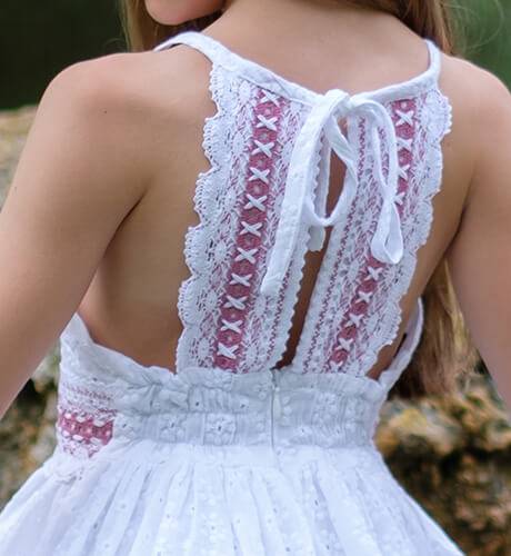 Vestido niña bordado blanco fajín ROSA &amp; espalda abierta de Nekenia | Aiana Larocca