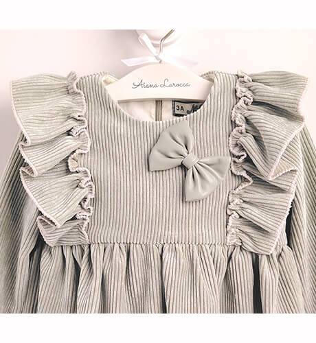 Vestido niña pana verde &amp; volantitos hombro de Nekenia | Aiana Larocca