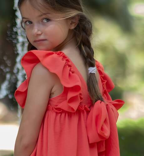 Vestido niña volantes color coral de Nekenia | Aiana Larocca