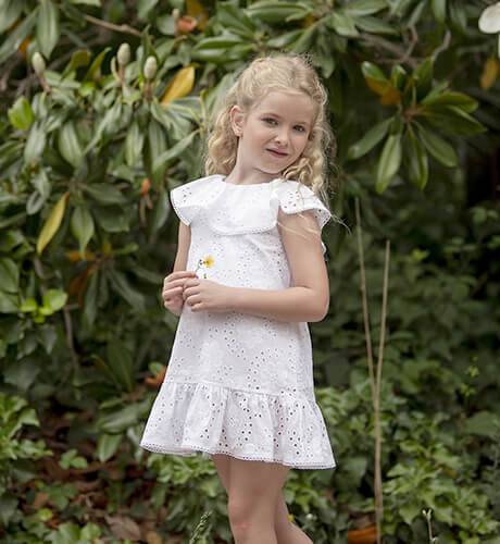 Vestido niña blanco bordado &amp; cuello volante de Coco Acqua | Aiana Larocca