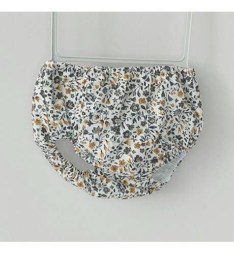 Jesusito niña estampado flores mostaza de Blanca Valiente | Aiana Larocca