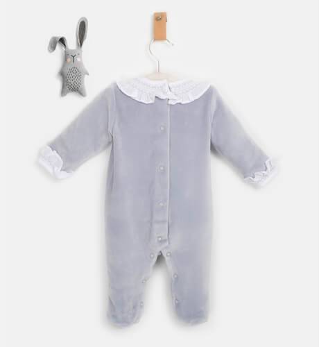 Pelele bebé terciopelo azul grisáceo cuello y puños en blanco de Martín Aranda | Aiana Larocca