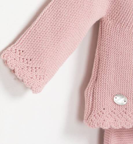 Conjunto bebé chaquetita y polaina rosa &amp; puntilla bordada de Martín Aranda | Aiana Larocca