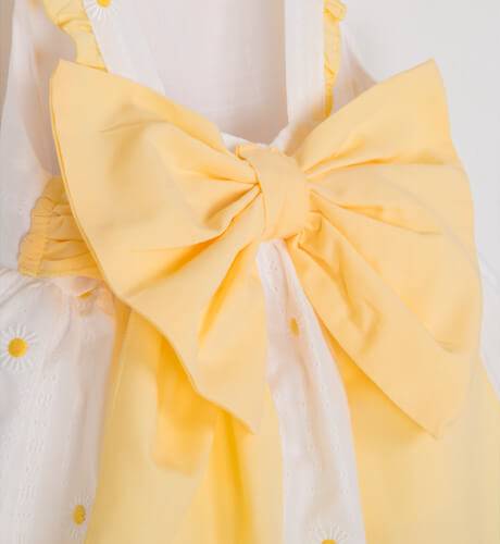 Vestido blanco bordado lazada amarilla &amp; espalda abierta de Dbb Collection | Aiana Larocca