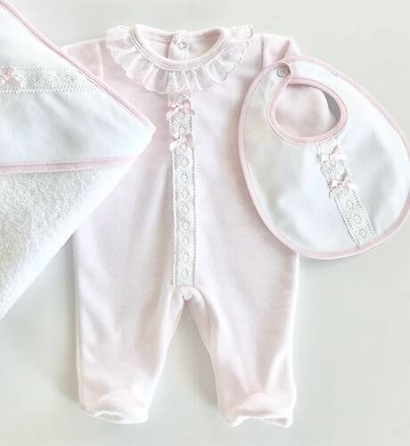 Pijama bebé terciopelo rosa &amp; puntilla de Valentina Bebés | Aiana Larocca