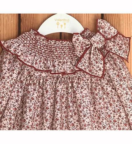 Jesusito niña estampado Liberty Burdeos &amp; nidos bordados de Valentina Bebés | Aiana Larocca