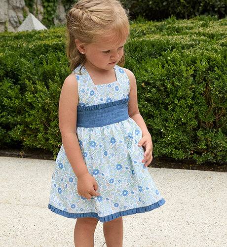 Vestido niña estampado tonos azules espalda cruzada de Ancar | Aiana Larocca