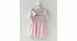 Vestido niña engomado vichy rosa estrellitas & lazos de Mon Petit Bonbon | Aiana Larocca Vestido niña engomado vichy rosa estrellitas & lazos de Mon Petit Bonbon | Aiana Larocca